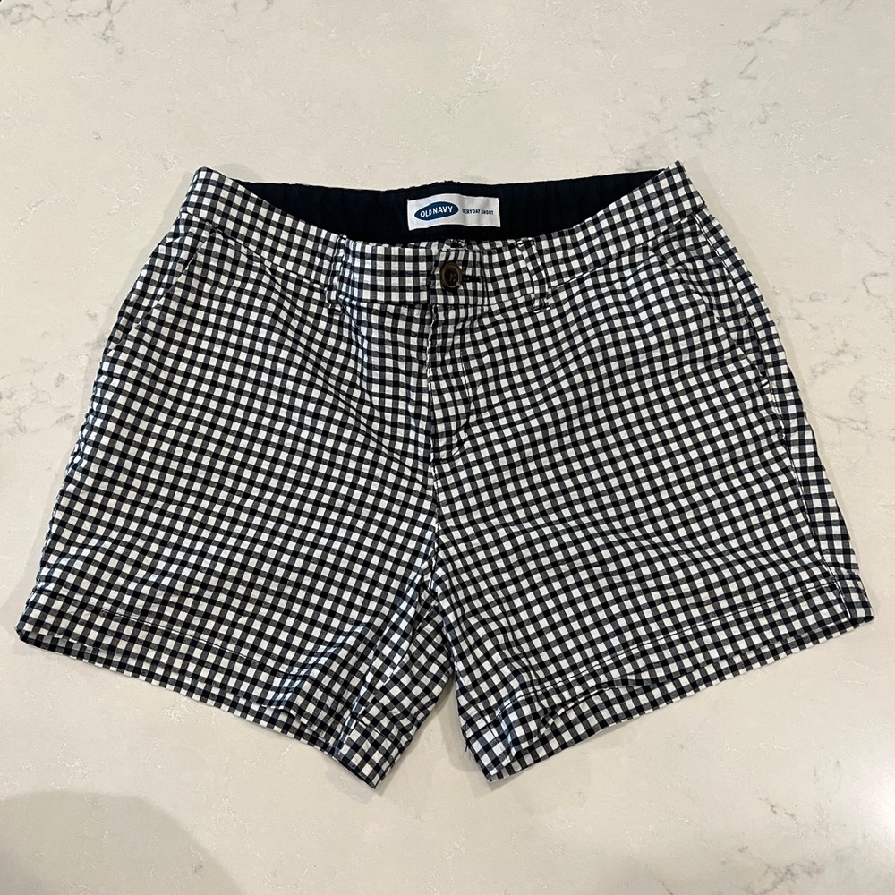 Old Navy Everyday Short Shorts Size 6 
Gingham shorts